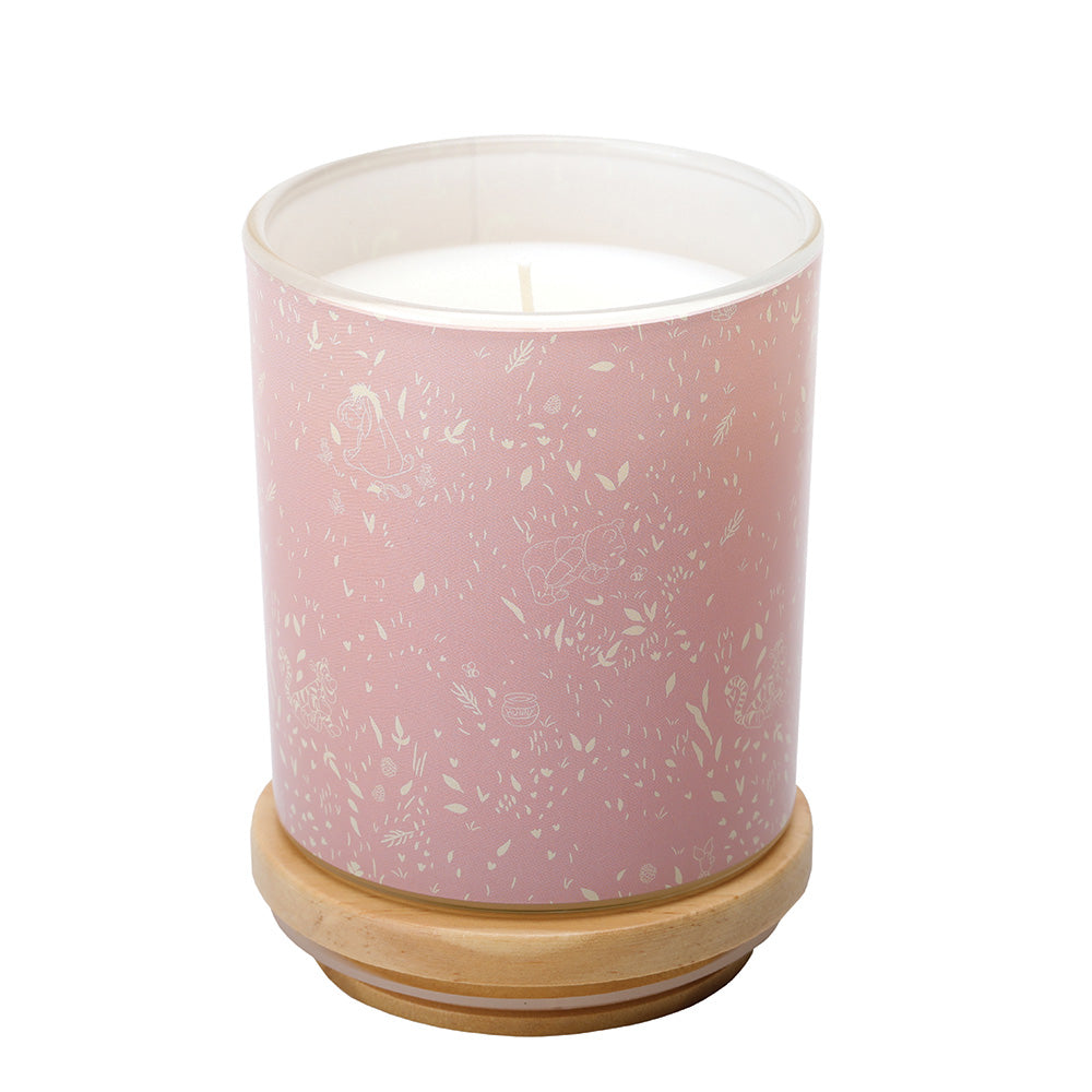 Voel de vrolijke lente in je interieur met de Disney Home Knorretje Spring Blossom & Acorn geurkaars. De frisse bloesem en zachte eikeltonen zorgen voor een ontspannen, gezellige sfeer, terwijl Knorretje het interieur een speelse touch geeft.