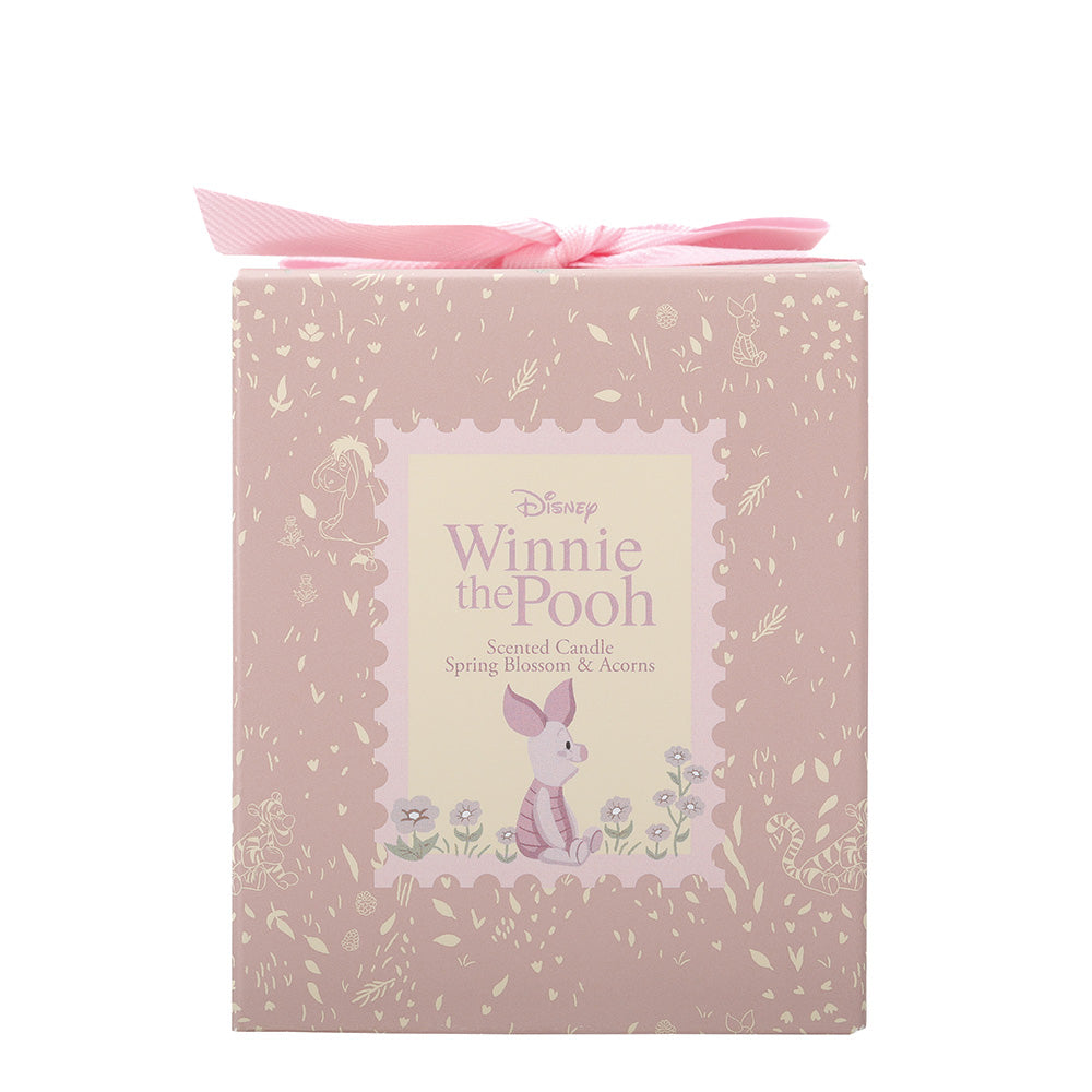 Haal de charme van Winnie de Poeh in huis met de Disney Home Knorretje Spring Blossom & Acorn geurkaars. De bloemige lentegeur gecombineerd met warme eikeltonen vult je ruimte met vrolijkheid en ontspanning, en het iconische Knorretje-design maakt de kaars tot een echte blikvanger.