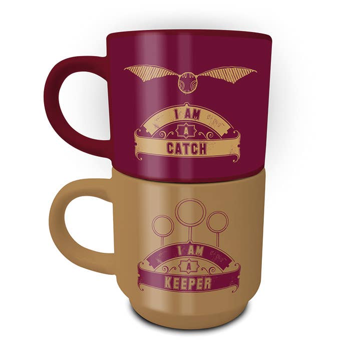 "Harry Potter Stapel Mokken Set: Vang de magie van Zwerkbal met deze unieke set van twee mokken, geïnspireerd door de tovenaarswereld."