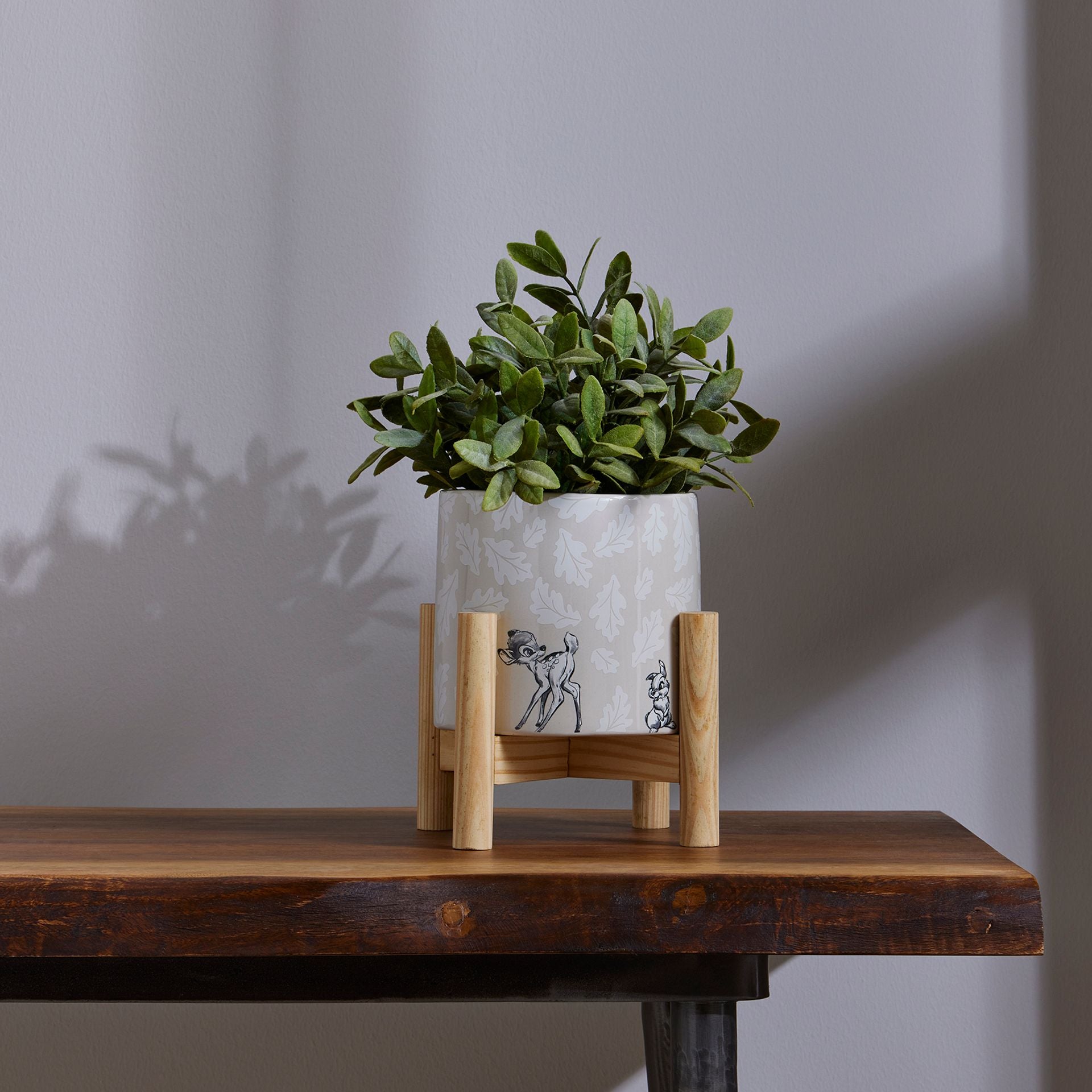 Schattige Forest Friends plantenpot geïnspireerd op Bambi en Stampertje uit Disney's Home collectie op www.startedwiththemouse.com. Perfect voor het toevoegen van een speelse sfeer aan je interieur.